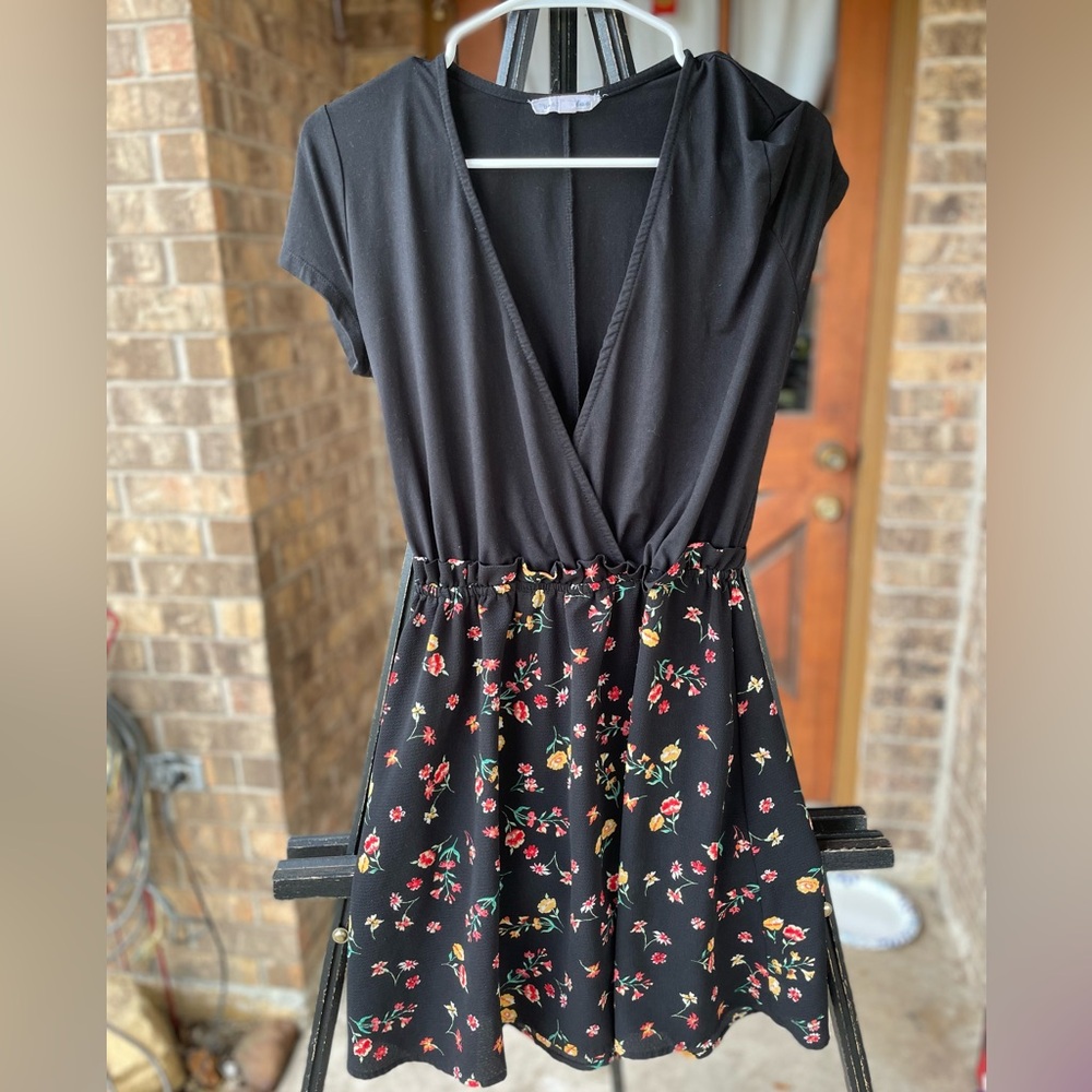 Bailey Blue Mini Dress in Black with Floral Design small nwot